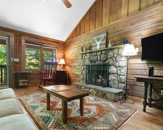 Log cabin on peaceful river - Blowing Rock - Living room