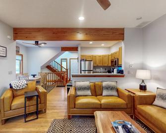 Splendid dog-friendly home with hot tub, deck, free WIFI & gas grill - McHenry