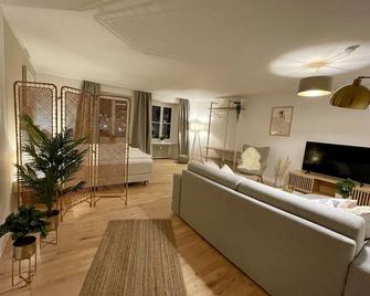 Schwabing apartment with kitchen, conservatory and rain shower in the heart of Munich - Munich - Living room