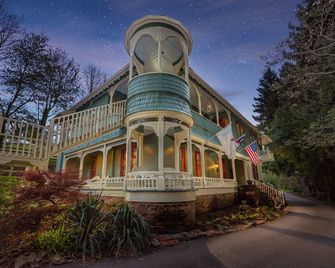 Engadine Inn and Cabins - Candler