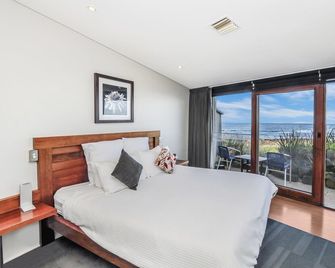 Hearns Beachside Villa 3 - Port Fairy - Bedroom