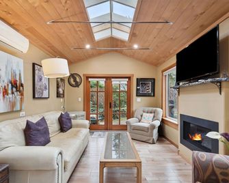 Spacious character suite! Close to local private schools, dining and more! - Shawnigan Lake - Living room