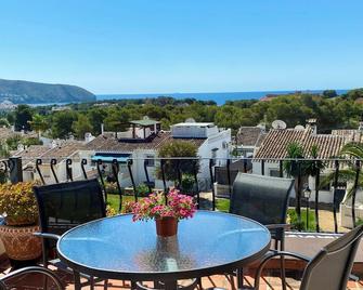 Seaview villa with large terrace and big pool. Beach 20 min away walk. WiFi. AC. - Moraira - Balcony