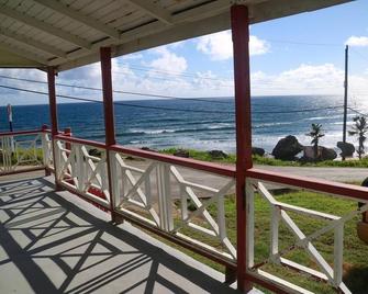 Bathsheba, 4 Bedroom Oceanside Family Getaway. Walk to beach and Soup Bowl. - Bathsheba - Balcony