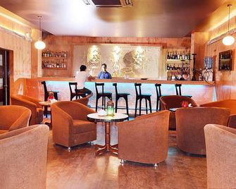 Club De Novo Hotel - Butwāl - Bar