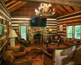 Weekend cabin retreat on a secluded 1,000 acres. Miles of hiking trails. - Linden - Lounge