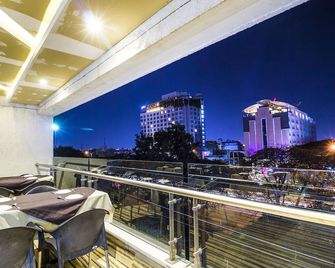 Fabhotel Prime Avenue - Indore - Balcón