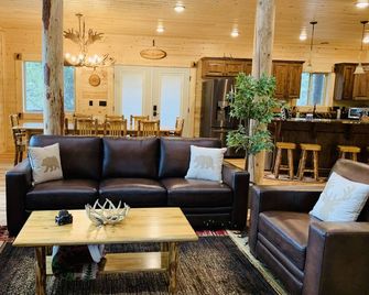 Bighorn Lodge-10 Minutes To Ynp+hot Tub+wifi+ac - Island Park - Lounge