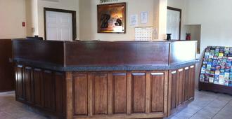 Newport News Inn - Newport News - Front desk