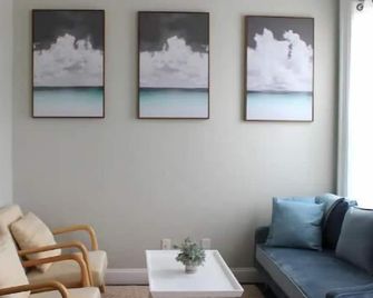 Chic, Renovated Brownstone in Prime DT Albany - Albany - Living room