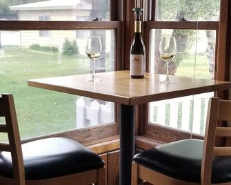 Charming Home in the Heart of Downtown Pinedale - Pinedale - Dining room