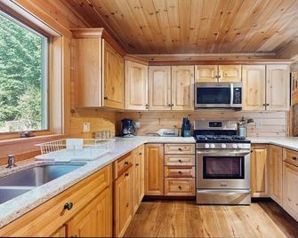 10-acre waterfront hideaway with kayak, private dock on Prong Pond & firepit - Greenville - Cocina