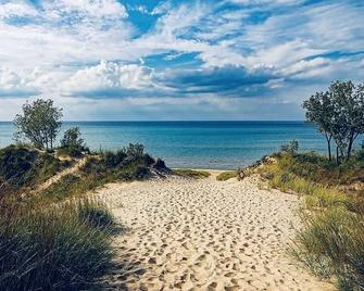Lake Shore Beach House. Across The Alley From Our Stunning Beach - Gary - Playa