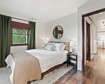 Cottage w/ Hot Tub and 100-Mile Valley Views! - Harpers Ferry - Bedroom