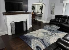 Comfy 3bedroom residential home w/indoor fireplace - Toledo - Comedor
