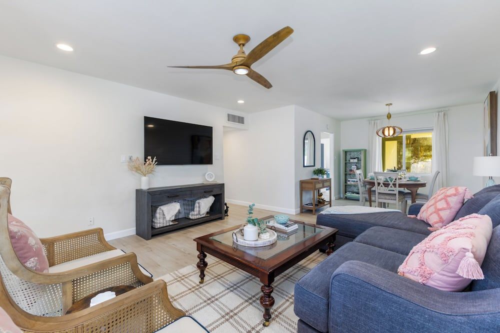 The Phoenix Stay – Cozy 3BR Retreat with AC & WiFi in the Heart of Phoenix! - פיניקס - סלון