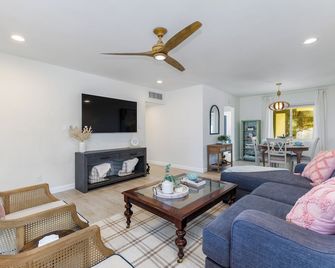 The Phoenix Stay – Cozy 3BR Retreat with AC & WiFi in the Heart of Phoenix! - Phoenix - Living room