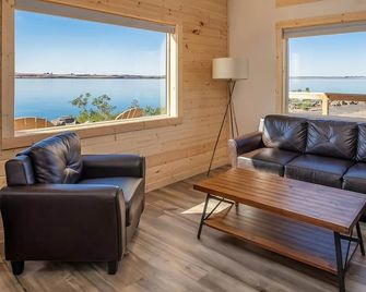 Stunning Views of Columbia River! 4 Spaces w/ Kitchenettes, King & Queen Beds - Boardman - Living room