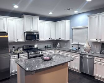 Lovely 4-bedroom, 3 Bath Oasis Near Grocery stores & Restaurants. - Conyers - Kitchen