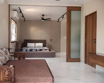 Mahuaa Bunglow - Mumbai - Bedroom