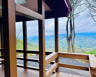Dual Peaks Gem 1m Sharp Views /Hot Tub & Wifi - Tuckasegee - Balcony