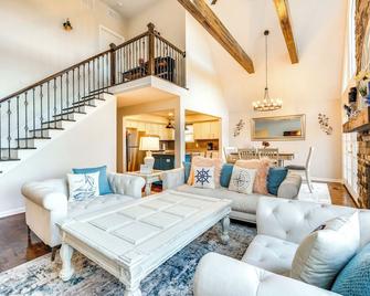 Dock and Hot Tub at High Rock Lake Retreat - Lexington - Huiskamer