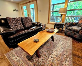 Uber Private, Luxury Cabin minutes from downtown Ohiopyle - Farmington - Living room