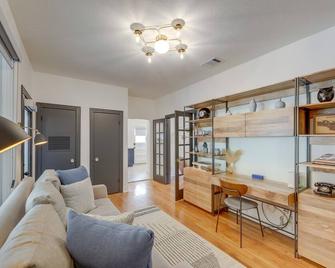 2 Mi to Downtown Austin Family Home with Porch! - Austin - Living room