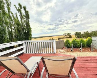 Quiet Farm-Style Retreat with Scenic Views - Buninyong - Balcón