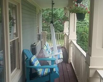 Carriage House Inn Four and a Half Stars - Grand Falls-Windsor - Balcón