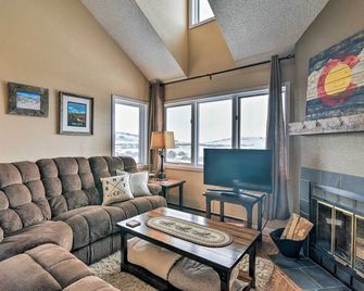 Walk to Ski Lift: Mtn-View Granby Ranch Condo - Granby - Sala de estar