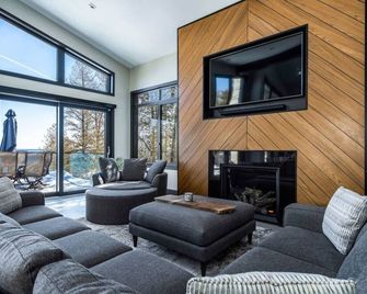 Bayview Oasis: Luxe Lakeside Escape w/ Pickleball - Meaford - Living room