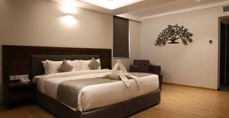 Native By Chancery Hotels - Belgaum - Bedroom