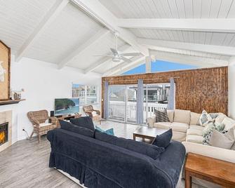 Ocean View Beach Home (upper unit) | Lovely Coastal Details Throughout | Sunny & Hyper Clean - Newport Beach - Living room