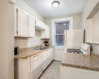 Tower Grove Getaway sleeps 8 - Richmond Heights - Cocina
