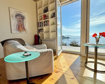 Oceanfront Cottage with Stunning Views 2 min. to Beach, near Cabot Trail & Park - Margaree Harbour - Sala de estar