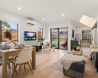 Ideal for Getaway - 3BR home - Browns Plains - Restaurant