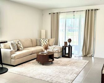 Escape to Lagoon Bliss, Spacious Stay for 8 Guests - San Antonio - Sala de estar