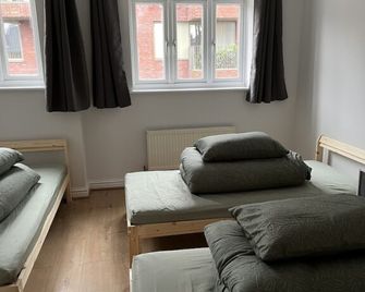 Entire house with parking - Manchester - Bedroom