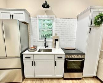 Cozy 1-bedroom Tiny House with WiFi, AC in beautiful Somerset - Somerset - Keuken