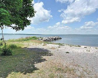 Beautiful Jamestown home steps from the water - Jamestown - Beach