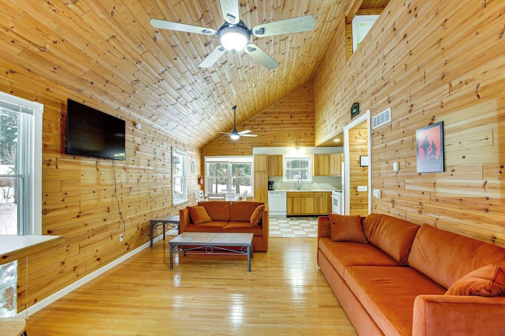 Golf Getaway in Cadillac: Deck + Putting Green - Cadillac - Wohnzimmer