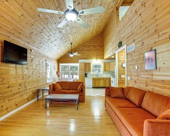 Golf Getaway in Cadillac: Deck + Putting Green - Cadillac - Wohnzimmer