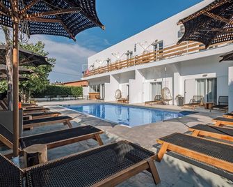 Olive Grove Suites Boutique Hotel - Moraitika - Басейн