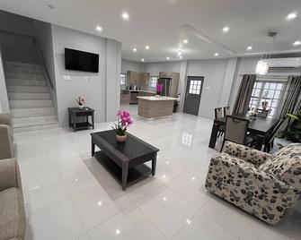 Glencoe Townhome with Loft Jacuzzi and Pool - Carenage - Lobby