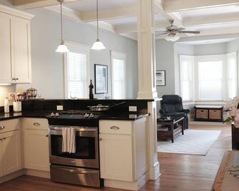 Blue Door at Rye Beach, East Coast summer and winter rental!! - Rye - Kitchen