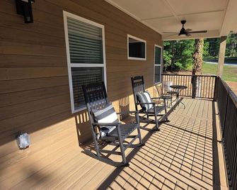 Brand-New Luxury 5-Bedroom Home, Large Yard, Perfect for Families & Groups - Dacula - Balcón