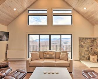 Secluded Kingfield Abode w/ Idyllic Mtn Views - Kingfield - Living room