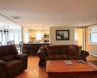 The Long View of Candlewood Lake - New Milford - Sala