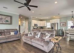 Modern & Spacious St Simons Home: 4 Mi to Beach! - Brunswick - Living room